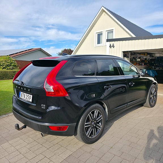Volvo XC60 2 of 9