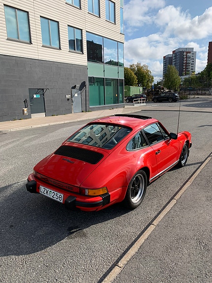 Porsche 911 2 of 5