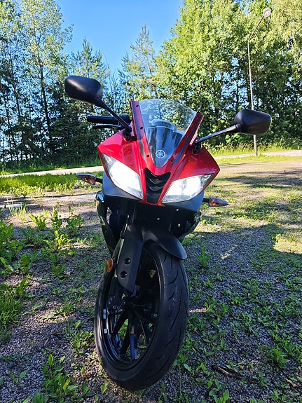 Yamaha YZF-R125 2 of 5