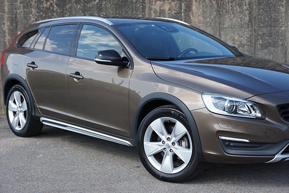 Volvo V60 Cross Country 2 of 5