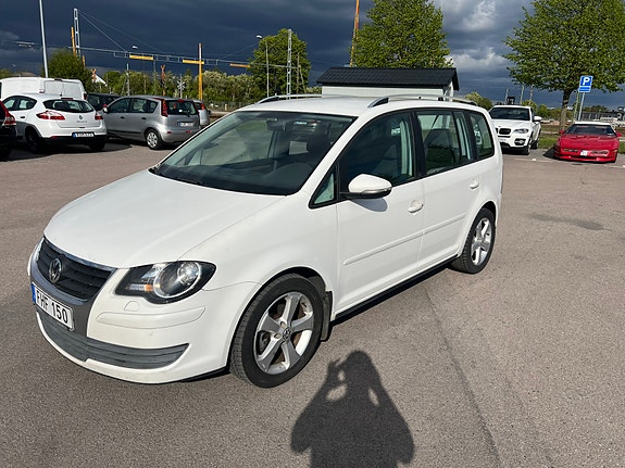 Volkswagen Touran 2 of 5