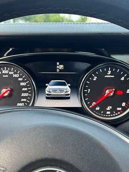 Mercedes-Benz E220 d 2 of 5