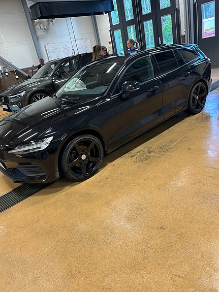 Volvo V60 2 of 4
