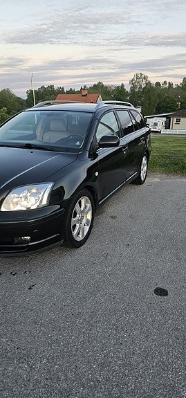 Toyota Avensis 2 of 5