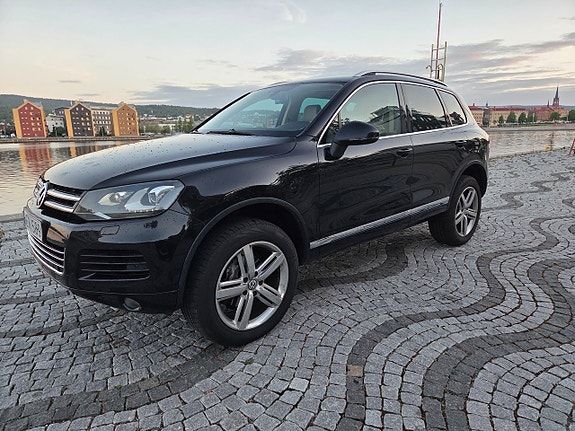 Volkswagen Touareg 2 of 5