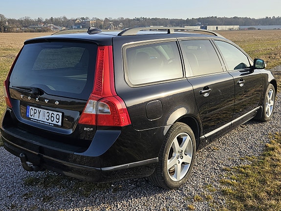 Volvo V70 2 of 6