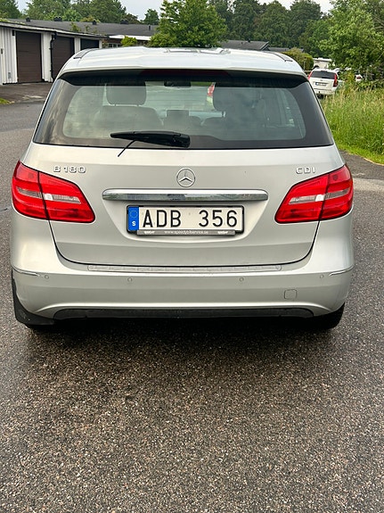 Mercedes-Benz B180 2 of 5