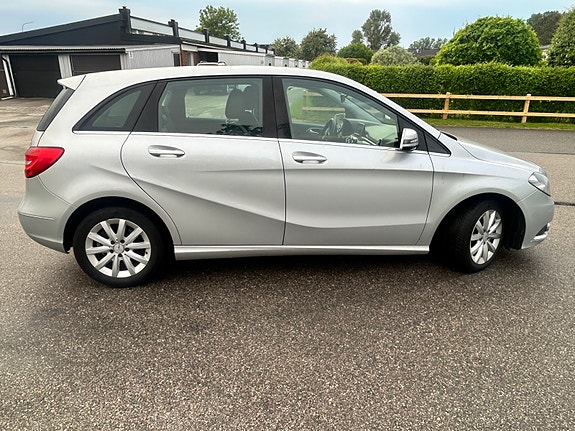 Mercedes-Benz B180 3 of 5