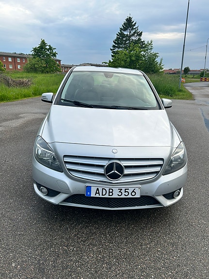 Mercedes-Benz B180 4 of 5
