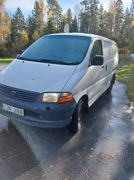 Toyota HiAce 2 of 7