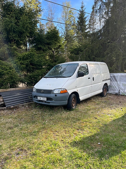 Toyota HiAce 2 of 3