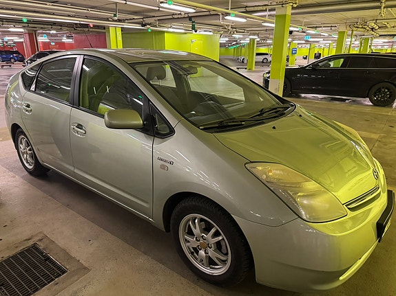 Toyota Prius 3 of 5