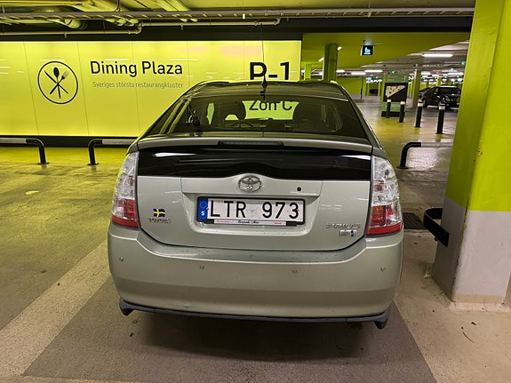 Toyota Prius 4 of 5