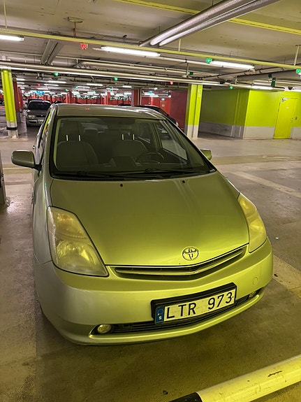Toyota Prius 2 of 5
