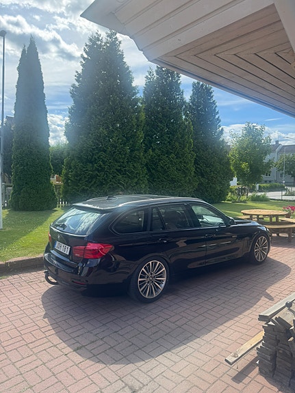 BMW 320i 2 of 4
