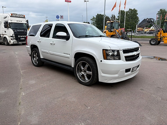 Chevrolet Tahoe 2 of 5
