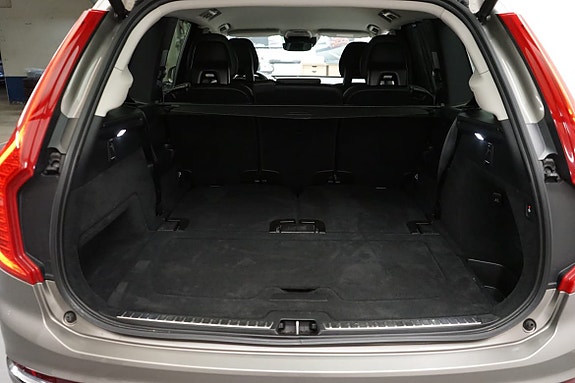Volvo XC90 10 of 20
