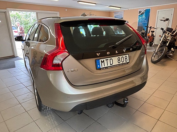 Volvo V60 2 of 5