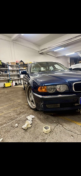 BMW 740i 2 of 5