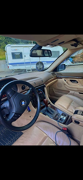 BMW 740i 4 of 5