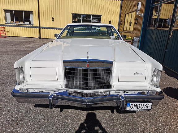 Lincoln Continental 3 of 5
