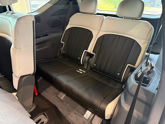Kia EV9 10 of 15