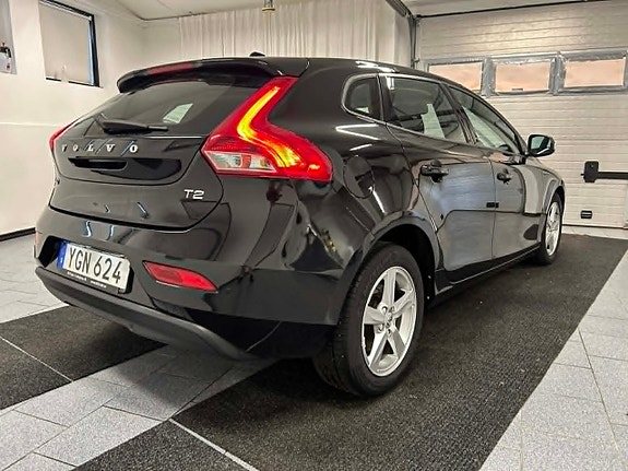 Volvo V40 2 of 18