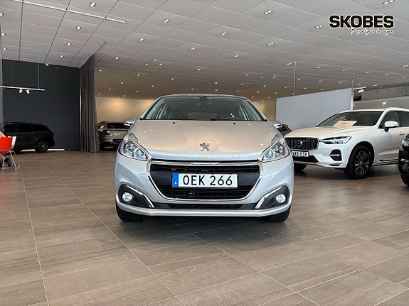Peugeot 208 2 of 5