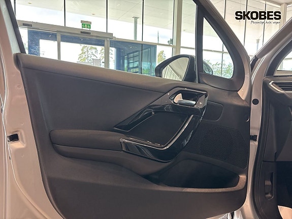 Peugeot 208 14 of 19