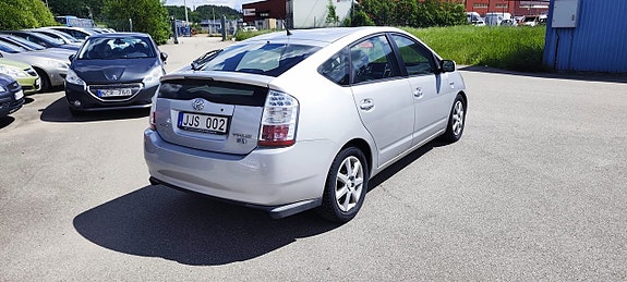 Toyota Prius 4 of 5