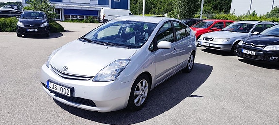 Toyota Prius 2 of 5