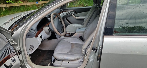 Mercedes-Benz 320 SE 5 of 6