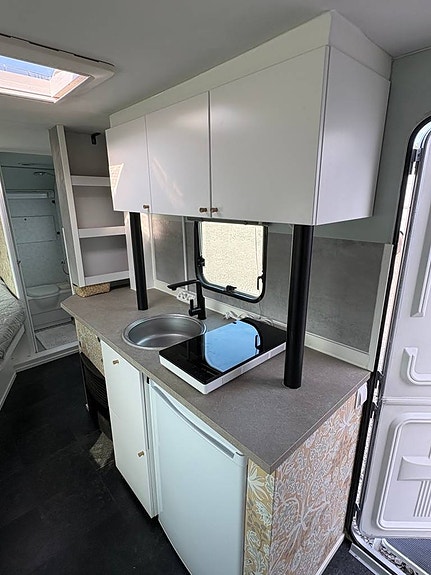 ADRIA UNICA 542. Allt är nytt i vagnen/Vån säng/Förtält.2001 5 of 12