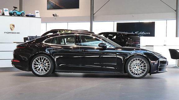 Porsche Panamera 4 3 of 5