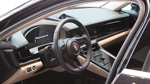 Porsche Panamera 4 7 of 11