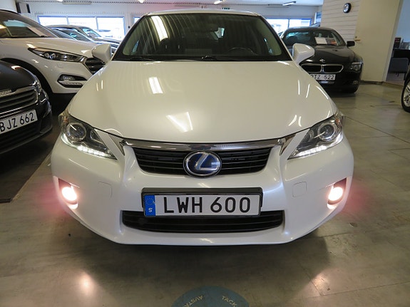 Lexus CT200h 2 of 27
