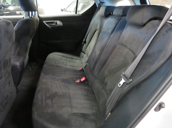Lexus CT200h 13 of 27