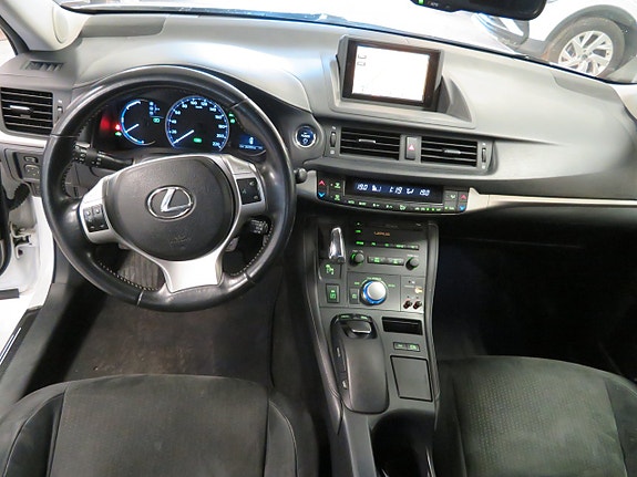 Lexus CT200h 12 of 27