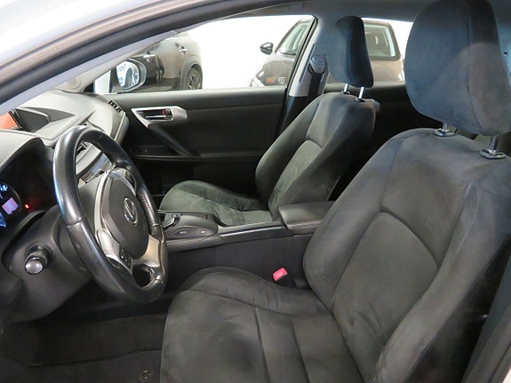 Lexus CT200h 10 of 27