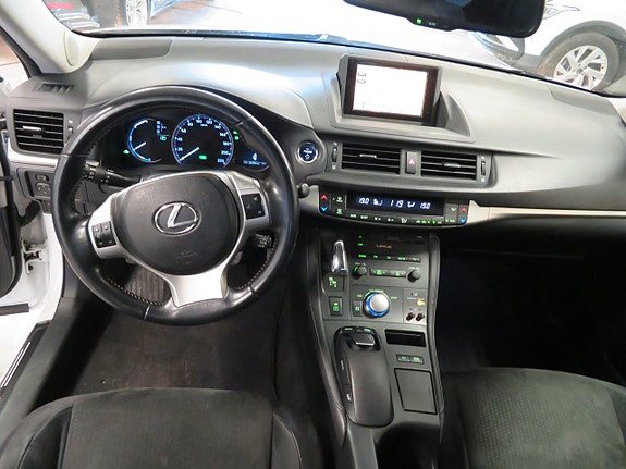 Lexus CT200h 11 of 27
