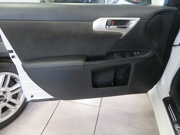Lexus CT200h 9 of 27