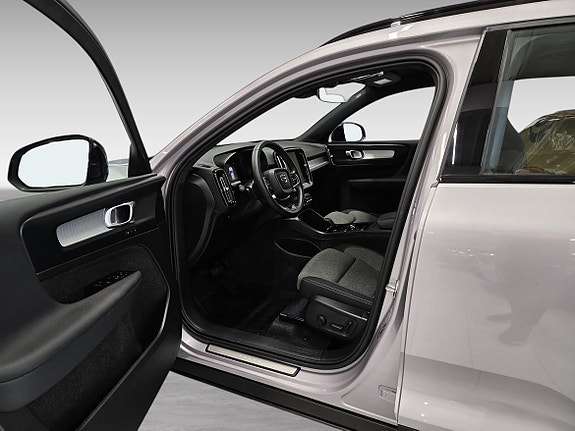 Volvo XC40 11 of 15