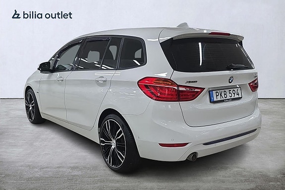 BMW 218d 3 of 5