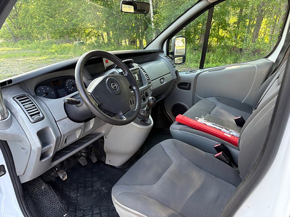 Opel Vivaro 10 of 23