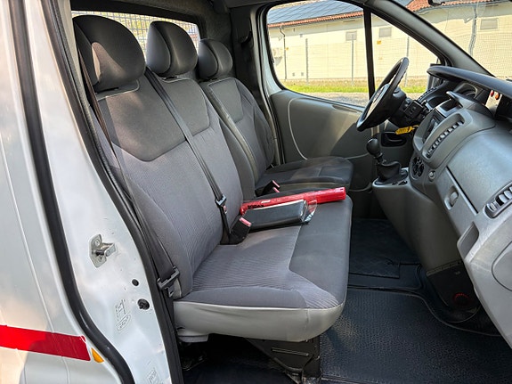 Opel Vivaro 13 of 23