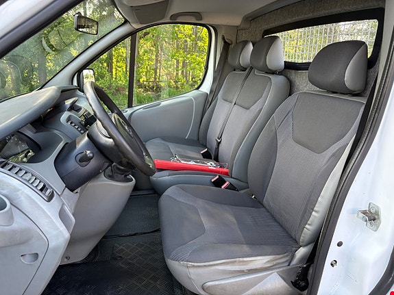 Opel Vivaro 12 of 23
