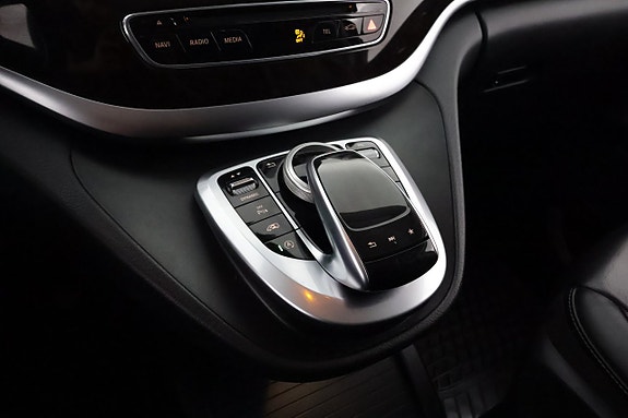 Mercedes-Benz V250 23 of 26