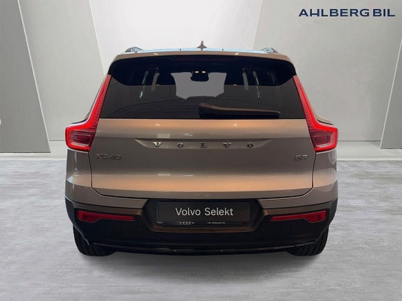 Volvo XC40 4 of 5