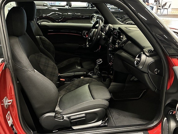 MINI Cooper S 8 of 17