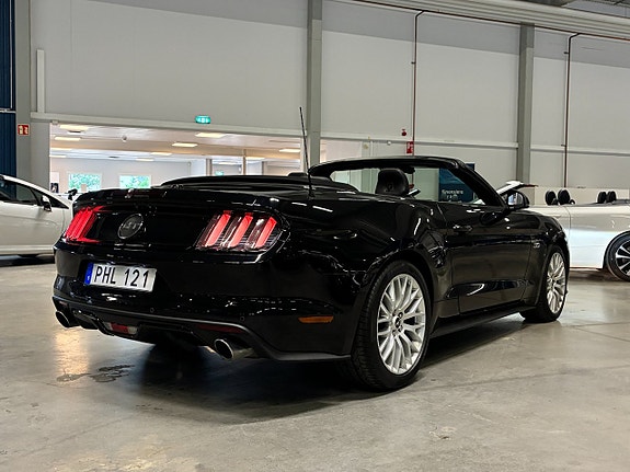 Ford Mustang 4 of 5